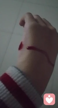 今天的青少年到底怎么了？为什么不想活着呢？是不怕痛吗？
很多家长都在问，怎么做孩子才懂事听话呢？
我们应该怎样来关心青少年的健康成长呢？家长们！应当重视呀，前期的家庭教育一定要做好！怎么做呢？
第一\家庭教育中夫妻关系是第一位，教育是言转身教，潜移默化过程，父母的一言一行，都影响孩子行为。
第二\家长要学会爱孩子，懂得两个判逆期的表现，尊重孩子，而不是控制孩子，引导孩子学习能力，生活能力。
第三\家长要用心去倾听孩子的每一句话，对孩子的回话应该是积极反应，而不是消极的回答，助孩子心理健康。
第四\我们与孩子沟通一定是助而不是帮，助是培养独立，提升能力，而帮有事事代替作用，教育孩子是包容，而不是纵容，没底线。很多青少年犯罪就是没有底线，没有边界的教育而出现的。
第五、当孩子出现了心理障碍了，家长应该高度重视，不能忽视，定期给孩子做心理疏导，有专职心理咨询陪伴，父母参加家长课堂学习，做好自己。
第六、家长应积极与学校沟通，做到家校社合作，让孩子成长有一个良好学习环境[如防霸凌，防欺负，防溺水.防性侵、防犯罪等\防网侵等]。
第七、当孩子出现焦虑.恐惧.抑郁，都是因为一个爱字，孩子感受不到自己需要，没有安全感，只有无助感。
第八、青春期的性教育，家长不能忽视，正确引导孩子生理发展与心理发展的同步，多一点阳光，少一点黑暗，.很多家长不知道如何开口，难于启齿，首先是家长第一要学习，参加这样课堂。孩子青春期生理变化是异常，是影响孩子生活关键。健康的性教育可以让孩子成长中变成熟，不健康的性教育，让孩子在成长中坠落。
第九、唯有读懂方能慈悲，化解孩子心理障碍，就是读懂他，然后去引导他，影响他，培育他，达到家庭教育目的。配图