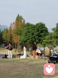 正在恋爱的男同胞们注意一下，怎么样去读懂女人呢？
第一看女人相貌，大眼睛女孩子是恋爱动物，抛媚眼比小眼睛女人强，抛媚眼容易让男人产生兴奋和感动，女人一但喜欢你会有许多钩，这种钩有么钩出男人爱，男人要注意判断是真爱，还是求你办事，求你办事的钩眼是生硬枯燥的钩眼。
女人的眼睛是男人的情网，女人靠眼睛征服男人，是她拥有理解男人的双眼，有水平的男人可以从女人眼里看自己的灵魂和价值。[明天后续，从女人手去读懂女人。]配图