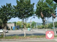 有时间多看看天，在想一想自己。一切都是那么渺小。
人与人之间沟通，让自己心情愉悦的秘决，就是积极主动的去换位思考，把消极情绪淹灭在事发动机之前。