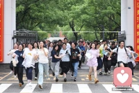 高考完毕家长注意事项
第一项：不追问考试成绩，不对考试内容反复复盘。
第二项：不攀比，更不能施压。
第三项：多陪伴，少指教，慧倾听，会沟通。
第四项：合理引导娱乐和休息，不硬性规定。
第五项：跟孩子一起规划假期生活，协助孩子填写自愿。

第六项：积极关注孩子心理健康，这时孩子容易出现放纵狂欢型、空虚迷茫型，焦虑不安型，自责奥悔型，烦燥易怒型，.发现问题，及时的帮助孩子认识，自己调节，必要时寻求帮助。
第七项：帮助孩子接纳自己，高考只是人生的第一站，放下一切，重新上阵，助孩子踏上新的学校，开启新的征程。配图
