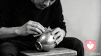 专精定律：全神贯注，好上加好

专精定律是成功者的法宝，普通的人注意力只维持片刻，成功的人注意力是自发的可控制的，且在自我意识中控制着持续不断，是一种反复不停的在问题上唤起心灵的连续性的努力。

每一个人的精力是有限的，所以不可能事事都成功。那些试图渴望事事都成功的人，他们的人生轨迹没有一件是成功的事情。所以无论做什么事情都要全力以赴聚精会神的把事情争取做到精益求精，也只有人们能够专精的做时，自己所从事领域中才能出类拔萃。配图