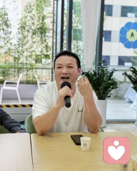 为什么有这么多大龄青年？他们将如何选择自己婚姻，他们在受伤之后，想找回青春激情好难？如今的恋爱都变成了一种交易，交易后的结果大多数不如意，于是时间车轮就到了逼婚的岁月，越逼越难找，越难找到最后不想找，对爱情没有了渴望，对婚姻就很迷茫，如今离婚率越来越高，大多数都是没有经历过谈恋爱，而只是一场交易，从开始就没有想到白头到老，天长地久。
没有了爱情激情，只有性欲的欲望；没有了精神的寄托，只有物质上享受；没有了爱的责任和义务，只有了爱的放荡不羁，大龄单身青年，应先学会谈恋爱，再学会婚姻中责任与义务，才能拥有幸福的家庭