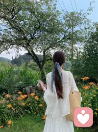 在这个情绪内耗严重的时代，如何谈一场优质的恋爱呢？
一、先搞懂：什么叫“优质恋爱”

不是甜到齁、天天腻在一起，而是：

• 彼此尊重，不贬低、不控制

• 情绪稳定，有事能沟通，不冷暴力

• 共同成长，而不是互相消耗

• 有边界，有自由，也有安全感

一句话：舒服、安心、越变越好。
二、第一步：选人比经营更重要

优质恋爱的起点，是选对人。

1. 必看的底层品质

• 情绪稳定：生气不骂人、不摔东西、不冷暴力

• 有责任心：说到做到，不逃避问题

• 尊重你：尊重你的想法、工作、朋友、边界

• 人品可靠：对服务员、家人、前任的态度，就是以后对你的态度

2. 坚决避开的人

• 贬低你、否定你、让你自我怀疑

• 忽冷忽热、画大饼、从不兑现

• 控制欲强、查手机、限制社交

• 遇到问题只会甩锅、冷处理

相处不舒服，再喜欢也要及时止损。
三、第二步：建立健康的相处模式

1. 好好说话，而不是争输赢

• 吵架可以，但不翻旧账、不人身攻击

• 用“我感受”代替“你总是”
例：

◦ 不说：“你根本不在乎我”

◦ 说：“你刚才那样，我有点难过”

2. 保持边界感，不恋爱脑

• 有自己的生活、朋友、事业

• 不围着对方转，不失去自我

• 不无条件妥协，底线要清晰

3. 信任靠行动，不靠嘴

• 少听甜言蜜语，多看实际行动

• 不查岗、不试探，但也不盲目包容

• 说到做到，才值得信任

4. 仪式感不用贵，用心就好

• 记得重要日子

• 偶尔一句关心、一个小礼物

• 疲惫时互相托底，比浪漫更重要
四、第三步：爱别人之前，先爱自己

优质恋爱的前提，是你本身就过得不错。

• 经济独立，精神独立

• 有自己的爱好和追求

• 懂得照顾情绪，不把快乐全押在对方身上

你是完整的人，不是缺一半等待填补。
五、第四步：出现问题怎么处理

1. 冷战=消耗，能沟通就别憋着

2. 原则问题（出轨、家暴、欺骗）一次也不能忍

3. 长期不开心、内耗严重，及时放手也是优质选择

4. 不合适就体面分开，不纠缠、不贬低
六、最简单的总结版

想谈一场优质恋爱，记住这4点：

1. 选人看人品和情绪，不看颜值和情话

2. 相处讲尊重和沟通，不搞控制和冷战

3. 爱对方也要爱自己，保持独立和边界

4. 舒服就继续，内耗就离开配图