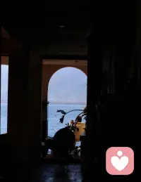 为什么我们很难接受：他在用他的方式爱我？

一句话真相：
他爱的是他想付出的，不是我们真正想要的。

1 他给的爱，是“自我感动式付出”

他拼命给你苹果
可你一辈子只想要橘子
他觉得自己掏心掏肺、任劳任怨
你却只觉得委屈、不被看见

你不是不懂他在付出
你只是感受不到被爱。

爱如果不用对方能听懂、能接住的语言表达
再深情，也是无效付出。

2 我们要的从来不是“他尽力了”

我们心里真正在意的是：

• 你有没有懂我的情绪

• 你有没有顾及我的感受

• 你有没有把我放在优先位置

他用他习惯的方式敷衍、沉默、冷战、回避
然后告诉你：
我性格就这样，我只会这样爱人。

可我们没办法说服自己：
原来被爱是这么难受、这么孤独、这么不被偏爱。

3 接受他的方式＝委屈自己一辈子

一旦妥协：
你就要长期忍受他的粗心、冷漠、迟钝、大男子主义、忽冷忽热、不善表达。
你要不断自我洗脑：
他挺好了、他尽力了、别要求太高。

但心里的空缺永远填不满
失望只会越积越多。

我们不肯接受，不是挑剔，是不想将就孤独的爱。

4 最深一层：

爱应该是迁就我，而不是让我迁就你的爱
成熟的爱从来不是：
我有什么，就硬塞给你。
而是：
你需要什么，我学着变成什么样去给你。

只用自己方式爱人的人
本质很自私：
只想舒服地做自己
不想辛苦地懂你。

很扎心但真实的结论

不用强迫自己大度、懂事、包容。
你完全有权不接受他这种爱。
不适合、不同频、不懂彼此
不是谁的错，只是不合适。

真正值得的人
不会逼你原谅他的不懂
不会逼你习惯他的敷衍
更不会让你一边难过，一边说服自己被爱着。配图