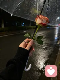为什么大哥愿意给主播花钱？

很多“大哥”愿意给主播花钱，本质上是情感需求、社交归属、心理满足与平台机制共同作用的结果，并非单纯的“钱多了没处花”。结合马年当下的直播生态，核心原因可以归纳为这几点：
一、 极致的情绪价值与情感陪伴
这是最核心的驱动力。现实生活中，很多大哥可能是事业成功但极度孤独的人：
1. 专属感与被重视：直播间里，主播一句“谢谢大哥”“哥今天怎么来这么晚”，能让他们获得在现实中很难得到的专属关注。这种被记挂、被重视的感觉，是普通社交中难以获得的。
2. 情绪宣泄与治愈：主播的话术、互动设计，会精准击中孤独、压力大的人群。直播就像一个“情绪树洞”，花钱打赏是为了换取这份即时的慰藉、开心和情绪流动。
二、 社交身份与圈层认同
直播平台的打赏机制，天然将用户划分成了不同圈层：
1. 身份的象征：榜单、粉丝牌、专属徽章是平台赋予的“身份标识”。成为“大哥”，意味着在这个直播间里有高话语权，能被其他观众和主播高看一眼。
2. 圈层归属感：加入大哥的粉丝群，能和主播、同圈层的大佬深度交流，形成一个线下难以接触的精英社交圈。这种社交属性，比钱本身更有吸引力。
三、 沉没成本与心理博弈
一旦投入了时间和金钱，就会产生难以割舍的“沉没成本”：
1. 养成型依赖：长期刷礼物后，主播会与其建立固定互动，大哥会产生“我和主播是特殊关系”的心理错觉，难以轻易断联。
2. 攀比与面子：直播间的氛围容易诱导攀比，“大哥”为了维持自己在主播和观众心中的地位，会持续投入，避免“掉价”。
四、 主播的专业运营与人性洞察
优秀的主播是人性的“心理学家”，她们会通过专业运营精准抓住大哥的心理：
1. 精准互动：记住大哥的喜好、生活细节，进行个性化互动，让大哥觉得“主播真正在乎我”。
2. 制造稀缺感：通过限时活动、专属福利等方式，让大哥觉得“我刷了这份礼物，得到的是独一无二的”。
五、 现实与虚拟的“补偿心理”
1. 现实的压抑：很多大哥在现实中是老板、高管，背负巨大压力，且人际关系复杂、多为利益往来。而直播间里的关系相对纯粹，花钱就能买到纯粹的快乐和尊重，这是一种高效的“解压方式”。
2. “英雄救美”的成就感：部分主播会营造“需要被守护”的形象，激发大哥的保护欲和成就感，这种心理满足感是金钱难以替代的。
总结
简单来说，大哥花钱买的从来不是“一个虚拟礼物”，而是关注、尊重、陪伴、身配图