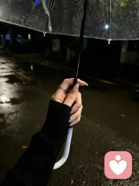 为什么大哥愿意给主播花钱？

很多“大哥”愿意给主播花钱，本质上是情感需求、社交归属、心理满足与平台机制共同作用的结果，并非单纯的“钱多了没处花”。结合马年当下的直播生态，核心原因可以归纳为这几点：
一、 极致的情绪价值与情感陪伴
这是最核心的驱动力。现实生活中，很多大哥可能是事业成功但极度孤独的人：
1. 专属感与被重视：直播间里，主播一句“谢谢大哥”“哥今天怎么来这么晚”，能让他们获得在现实中很难得到的专属关注。这种被记挂、被重视的感觉，是普通社交中难以获得的。
2. 情绪宣泄与治愈：主播的话术、互动设计，会精准击中孤独、压力大的人群。直播就像一个“情绪树洞”，花钱打赏是为了换取这份即时的慰藉、开心和情绪流动。
二、 社交身份与圈层认同
直播平台的打赏机制，天然将用户划分成了不同圈层：
1. 身份的象征：榜单、粉丝牌、专属徽章是平台赋予的“身份标识”。成为“大哥”，意味着在这个直播间里有高话语权，能被其他观众和主播高看一眼。
2. 圈层归属感：加入大哥的粉丝群，能和主播、同圈层的大佬深度交流，形成一个线下难以接触的精英社交圈。这种社交属性，比钱本身更有吸引力。
三、 沉没成本与心理博弈
一旦投入了时间和金钱，就会产生难以割舍的“沉没成本”：
1. 养成型依赖：长期刷礼物后，主播会与其建立固定互动，大哥会产生“我和主播是特殊关系”的心理错觉，难以轻易断联。
2. 攀比与面子：直播间的氛围容易诱导攀比，“大哥”为了维持自己在主播和观众心中的地位，会持续投入，避免“掉价”。
四、 主播的专业运营与人性洞察
优秀的主播是人性的“心理学家”，她们会通过专业运营精准抓住大哥的心理：
1. 精准互动：记住大哥的喜好、生活细节，进行个性化互动，让大哥觉得“主播真正在乎我”。
2. 制造稀缺感：通过限时活动、专属福利等方式，让大哥觉得“我刷了这份礼物，得到的是独一无二的”。
五、 现实与虚拟的“补偿心理”
1. 现实的压抑：很多大哥在现实中是老板、高管，背负巨大压力，且人际关系复杂、多为利益往来。而直播间里的关系相对纯粹，花钱就能买到纯粹的快乐和尊重，这是一种高效的“解压方式”。
2. “英雄救美”的成就感：部分主播会营造“需要被守护”的形象，激发大哥的保护欲和成就感，这种心理满足感是金钱难以替代的。
总结
简单来说，大哥花钱买的从来不是“一个虚拟礼物”，而是关注、尊重、陪伴、身配图