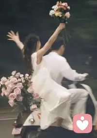男人忘不了初恋，根本不是还爱着那个人

大多是忘不了第一次心动的自己，和再也回不去的纯粹时光。

1. 初恋自带「滤镜buff」

第一次动心、第一次牵手、第一次脸红心跳、毫无算计、不看条件、不问家境。
那时候喜欢就是单纯喜欢，没有现实压力、彩礼、房车、权衡利弊。
后来的感情都很成熟、很现实，对比之下初恋就显得格外干净珍贵。

2. 遗憾最让人念念不忘

初恋大多没走到最后。
人本能执念：得不到、没完成、戛然而止的美好。
得不到的永远在骚动，圆满的早就被遗忘。
他怀念的，是那段未完成的遗憾，不是现任不好。

3. 那是青春本身

初恋绑定了整个少年时代：
课间、放学、夏天、校服、偷偷喜欢、莽撞勇敢。
怀念初恋＝怀念无忧无虑、热血天真、一无所有却满心欢喜的年轻自己。
青春回不去，初恋就永远放不下。

4. 记忆会自动美化

时间会删掉争吵、矛盾、不合适、伤心难过，
只留下温柔心动瞬间。
他脑子里的初恋，早就不是真实的那个人，
是自己幻想加工出来的完美白月光。

很扎心的实话

• 忘不了 ≠ 想复合

• 放不下 ≠ 还深爱

• 怀念过去 ≠ 不爱现在

多数男人只是把初恋封存在心底角落，当作青春句号，不会回头。

真正成熟的感情都懂：
白月光再好，也比不上陪他吃苦、一路走到现在的你。配图