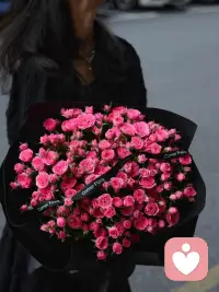 男人忘不了初恋，根本不是还爱着那个人

大多是忘不了第一次心动的自己，和再也回不去的纯粹时光。

1. 初恋自带「滤镜buff」

第一次动心、第一次牵手、第一次脸红心跳、毫无算计、不看条件、不问家境。
那时候喜欢就是单纯喜欢，没有现实压力、彩礼、房车、权衡利弊。
后来的感情都很成熟、很现实，对比之下初恋就显得格外干净珍贵。

2. 遗憾最让人念念不忘

初恋大多没走到最后。
人本能执念：得不到、没完成、戛然而止的美好。
得不到的永远在骚动，圆满的早就被遗忘。
他怀念的，是那段未完成的遗憾，不是现任不好。

3. 那是青春本身

初恋绑定了整个少年时代：
课间、放学、夏天、校服、偷偷喜欢、莽撞勇敢。
怀念初恋＝怀念无忧无虑、热血天真、一无所有却满心欢喜的年轻自己。
青春回不去，初恋就永远放不下。

4. 记忆会自动美化

时间会删掉争吵、矛盾、不合适、伤心难过，
只留下温柔心动瞬间。
他脑子里的初恋，早就不是真实的那个人，
是自己幻想加工出来的完美白月光。

很扎心的实话

• 忘不了 ≠ 想复合

• 放不下 ≠ 还深爱

• 怀念过去 ≠ 不爱现在

多数男人只是把初恋封存在心底角落，当作青春句号，不会回头。

真正成熟的感情都懂：
白月光再好，也比不上陪他吃苦、一路走到现在的你。配图