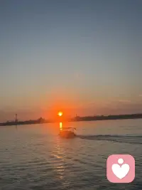 人与人的交往是一场磁场的呼应。你靠近什么样的光，就会慢慢活成什么样的样子。 和善良的人同行，每一次相处都满是松弛的暖意，他们会把体谅放在细节里，把温柔留在相处中，久处之后，你也会不自觉变得柔软宽容，学会把善意传递给身边的人。和勤奋的人携手，懒散的惯性会被积极的步调打破，他们身上向上的张力会推着你不停向前，在每一段懈怠的日子里拉你一把，陪你一起长出更结实的翅膀。和真诚的人同路，不用猜来猜去，不用小心翼翼，舒服的关系里，你可以坦然做自己，也慢慢学会坦诚对人。 靠近光，成为光，终有一天，你也会变成别人的光。