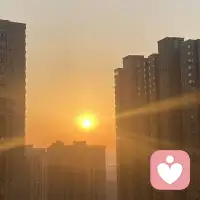 其实我们这一生，大多数人的内耗痛苦，往往不是别人给的，而是自己入戏太深。
你身边每个人，都带着自己的剧本。这剧本不是写给你的，是他们自己原生家庭写下的台词，是自己过往经历烙下的伤疤，是自己认知边界里过不去的坎。
爱指责的人，台词永远是我没错;爱控制的人，台词永远是听我的;爱抱怨的人，台词永远是欠我的。
这些台词，
念的是他们的功课，演的是他们的因果。跟你有没有错、做没做对、值不值得被爱，没有任何关系。可你呢﹣﹣就会入戏
别人一指责，你立刻上场辩驳；别人冷着脸，你立刻检讨自己；别人道德绑架，你立刻背上愧疚。
你以为你在解决问题，在维护关系，在讨个公道。
但真相是：从你接戏那一刻起，你就已经把情绪的缰绳，递到了别人手里。