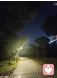 被夜色治愈的瞬间路灯点亮的小径树影安静站岗月亮偶尔露脸
和灯光缠成温柔的网散步时听自己的脚步声思绪也跟着晃啊晃在这静谧的夜里喧嚣被关在门外
想永远收藏这份松弛感~