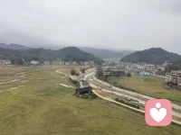 人这一生改变命运其实就有三次，
第一次是原生家庭，他是你的起点，但绝不是你的终点；
第二次是婚姻和伴侣，他能陪你成长，但未必能带你破局；
第三次觉醒你自己，觉醒不是突然开挂哦，是把破碎的自己，一片一片捡起来重新拼好，是不再向外求认可，而是向内长出属于自己的力量，人生的方向盘，从来不在别人手里，当你真正觉醒的那一刻，你才会明白，你本自具足，无需外求，往后余生做自己的靠山，记住，鸡蛋从外打破是美食，从内打破就是是生命。