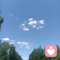 阳光普照着大地，天地一片明亮。
高考启程，少年向阳而行。
明媚的光景总能让人卸下疲惫，心生欢喜。
若你也想分享此刻的心情，聊聊心底所想，我一直都在。
愿阳光常驻心间，快乐与美好永远相伴