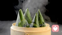 端午安康！愿粽叶裹住所有烦闷，艾草驱散心头焦虑。祝你与家人平安顺遂，身体健康无病痛，日常少些内耗、多些舒心。无论育儿琐事还是心底委屈，皆有温柔化解，四季安稳，常得心安喜乐。配图