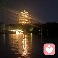 今天分享《自渡》里的一段活：总有一天，你会明白，真正能够治愈你的，从来不是时间或某个人，而是格局和释怀。活着，就该逢山开路，遇水架桥。
人在低谷，不要逢人就诉苦，也不要轻易做任何决定。成年人的烦恼，和谁好像都不合适，要学会自我消化想开，看开，放开。睡前原谅一切，醒来便是重生。
山峰自有顶，海洋自有岸，人生起落，自有峰回路转。此刻若你觉得生活苦涩，你要相信，一切终将化作甘甜。
屏蔽干扰，专注眼前，道路虽远，脚步更长！