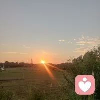 今天农历六月二十三，阴历8月五号，时间过的好快，后天就立秋了，炎热的夏季就告一段落了，随着秋高气爽的天气来临，心情也会从烦燥转向温和，一早一晚也不会这么热了，春夏秋冬的交替，周而复始的循环，人是一段路程，一段路程的走，每一段路程都会有不同人的陪伴，有的是一程，也有的擦肩而过的缘分。都说时间可以淡忘一切，愿我们只记美好！始终保持那颗平和的心，只愿余生身体健康！平安喜乐！珍惜拥有！活好当下！余生很贵，且行且珍惜
夕阴西下，余辉也别有一番景致