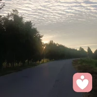 我很喜欢《无人知晓》中的一句话：“未来无人知晓，但我愿意放手，愿意纵身一跃，愿意去冒险，愿意相信自己的身体和心，愿意在场。去体验，去经历，去把自己变得更加丰盈丶专注和放松，最终我允许万事万物穿过我自己。”
祝你我，享受当下，无论好坏。允许万事万物穿过自己，接纳真实的自我。