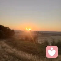 爱没有唯一的标准答案。
 爱是惦记：心里会不自觉留出一个位置，想到那个人的时候，会软一下。
是包容：看得见对方的缺点，却依然愿意留下来，不是看不见瑕疵，是接受带着瑕疵的TA。
是克制：不只是想要占有，也会顾及对方的感受、前途和情绪，愿意适当退让。
是付出，也需要回馈：单方面不停燃烧的不是爱，是执念；双向的牵挂，才会长久。
 爱也分很多样子：
亲情的爱，带着本能的守护；
友情的爱，是舒服的陪伴；
恋人的爱，包含心动、依恋与责任；
还有最重要的——爱自己，接纳不完美的自己，好好善待自己。
 
❤️简单来说：
爱是心甘情愿的牵挂，是懂得，是尊重，是一起变好。
