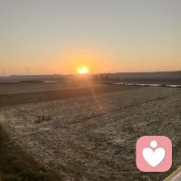 爱没有唯一的标准答案。
 爱是惦记：心里会不自觉留出一个位置，想到那个人的时候，会软一下。
是包容：看得见对方的缺点，却依然愿意留下来，不是看不见瑕疵，是接受带着瑕疵的TA。
是克制：不只是想要占有，也会顾及对方的感受、前途和情绪，愿意适当退让。
是付出，也需要回馈：单方面不停燃烧的不是爱，是执念；双向的牵挂，才会长久。
 爱也分很多样子：
亲情的爱，带着本能的守护；
友情的爱，是舒服的陪伴；
恋人的爱，包含心动、依恋与责任；
还有最重要的——爱自己，接纳不完美的自己，好好善待自己。
 
❤️简单来说：
爱是心甘情愿的牵挂，是懂得，是尊重，是一起变好。