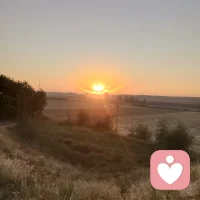 爱没有唯一的标准答案。
 爱是惦记：心里会不自觉留出一个位置，想到那个人的时候，会软一下。
是包容：看得见对方的缺点，却依然愿意留下来，不是看不见瑕疵，是接受带着瑕疵的TA。
是克制：不只是想要占有，也会顾及对方的感受、前途和情绪，愿意适当退让。
是付出，也需要回馈：单方面不停燃烧的不是爱，是执念；双向的牵挂，才会长久。
 爱也分很多样子：
亲情的爱，带着本能的守护；
友情的爱，是舒服的陪伴；
恋人的爱，包含心动、依恋与责任；
还有最重要的——爱自己，接纳不完美的自己，好好善待自己。
 
❤️简单来说：
爱是心甘情愿的牵挂，是懂得，是尊重，是一起变好。