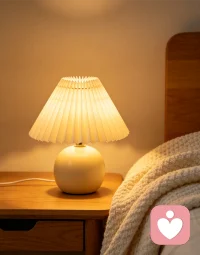允许自己的脆弱是成年人最难得的清醒和温柔。
    在暖和的小灯光下，简约的一个毛毯一角盖在自己身上，温暖了自己。配图