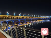 夜的宁静让人放下身心的疲惫，微风送暖让杂乱思绪的随风飘荡，当你不安与紧张的时候欢迎来这里漫步，静听你的声音。配图