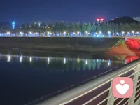 夜的宁静让人放下身心的疲惫，微风送暖让杂乱思绪的随风飘荡，当你不安与紧张的时候欢迎来这里漫步，静听你的声音。配图