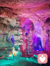 玲珑府邸埋地下，
万古流光渡玉花。
花城百态倒孤影，
七彩幔布洞里霞。
紫石笋，青峰涯
自然妙笔谁能画。
别有洞天通幽处，
醉览仙踪忘岁华。配图
