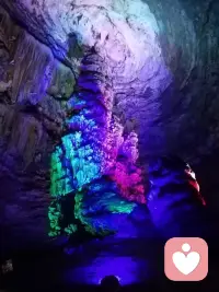 深藏上方翠柏间，
云绕古洞千万年。
钟乳堆积凝仙骨，
层叠直上欲为仙。
石幔垂空飞素瀑，
琴声悠扬源石弦。
尘心凡骨融仙境，
尽览云水洞内天。配图