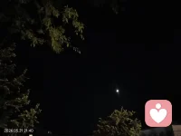 长期在暴躁家庭长大的孩子，习惯小心翼翼、察言观色，害怕出错，不敢表达内心。他们敏感脆弱、缺乏底气，长大后容易焦虑内向，不懂与人相处，一辈子都在治愈不幸的童年。而情绪安稳的父母，懂得包容孩子不完美，允许孩子慢慢成长，遇事不急躁，相处不苛责，用耐心与温柔滋养孩子。配图