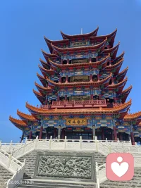 有人说，青春是一张纯白的画卷，纯粹而热烈。可在我们身边，总有缕缕灰色烟雾，悄悄消磨着少年的朝气。很多青少年接触香烟，始于好奇、跟风，或是误以为抽烟很酷。但请记住：香烟不是个性的标签，而是青春的隐形杀手。香烟不仅会损伤心肺、侵蚀身体健康，还会慢慢消磨精气神，打乱生活节奏。更可怕的是，从“试着抽一口”开始，慢慢陷入烟瘾泥潭，自律崩塌，三观偏移，甚至诱发更多不良行为。青春最珍贵的，是纯粹、干净、向阳而生的模样。真正的成熟，不是吞云吐雾，而是懂得自律。烟雾缭绕，困住的是当下；清风明朗，成就的是未来。愿我们每一位少年，以清澈之心、强健之躯，不负青春，不负韶华——让青春无烟，让未来无限。🚭🚭配图