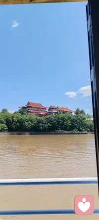 同时也要记得：信任是双向的。
我们陪伴别人疗愈内心，也要守住自我的边界。不过度卷入来访者的情绪，保护自己，这份陪伴才能长久。
 
真正的信任，就是我在这里，安静接住你的所有不堪，不评判，不泄露，不催促你变好。
你不必强迫自己坚强，在这里，你可以安心做自己。