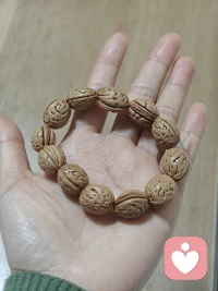 卷躺中间态：焦虑困境

“想卷但提不起劲，想躺又怕被淘汰”——这届职场人正卡在“卷不动又躺不平”的中间态里，像被架在火上烤。

这种状态最典型的表现是“间歇性打鸡血，持续性内耗”：年初立下“每天学习2小时”的flag，第三周就变成“刷手机到凌晨”；看到同事熬夜改方案，焦虑得坐立不安，自己打开文档却对着空白页发呆。你以为这是“懒”，实则是“全或无”思维的陷阱：要么拼命证明“我很努力”，要么彻底摆烂“我放弃了”，唯独容不下“慢慢来”的可能。

更消耗的是“比较链”的无限拉长：同学升了职，朋友跳槽涨薪，连刚入职的新人都敢在会上提想法……你一边骂“卷王”制造焦虑，一边偷偷把“必须超过他们”刻进心里。可当努力没换来预期回报，挫败感又会把你推向“躺平有理”的极端，形成“焦虑—摆烂—更焦虑”的死循环。

破局关键在“松绑”：别用“卷”或“躺”定义自己，接受“中间态是探索期”。把“我要做到最好”换成“我今天比昨天多懂一点”，用“微习惯”代替宏大目标（比如每天只学15分钟）；关掉朋友圈的比较场，只和“昨天的自己”较劲。记住：职场不是百米冲刺，而是一场允许“走走停停”的马拉松。

卡在中间不可怕，可怕的是用“非此即彼”的执念，把自己困在原地。配图