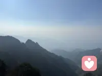 我或许不是最会倾听的人，但我愿意把所有耐心都留给你。我们都有撑不住、不开心的时刻，我想安安静静陪你说说话，让难过轻一点，欢喜多一点。你不用逞强，不用伪装，只要你需要，我一直都在。