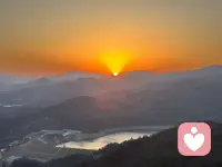 我或许不是最会倾听的人，但我愿意把所有耐心都留给你。我们都有撑不住、不开心的时刻，我想安安静静陪你说说话，让难过轻一点，欢喜多一点。你不用逞强，不用伪装，只要你需要，我一直都在。