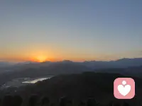 我或许不是最会倾听的人，但我愿意把所有耐心都留给你。我们都有撑不住、不开心的时刻，我想安安静静陪你说说话，让难过轻一点，欢喜多一点。你不用逞强，不用伪装，只要你需要，我一直都在。