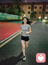 夜色慢慢铺开，很多思绪也会在夜晚变得清晰。
如果你心里有无处诉说的烦恼，
可以随时预约倾诉。我不带评判，耐心倾听你的所有故事。