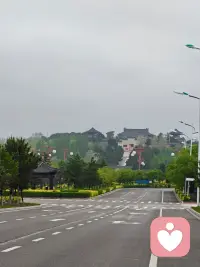 最近天气还是微冷，没有夏天的感觉，像秋天！
但无论天气如何，我都会做温暖你的倾听者！配图