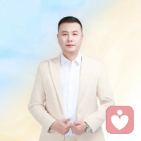 昨天客户讲她的的经历，一定值得所有深陷泥潭的女性共勉 。
    客户说和那个男人是在一次工作聚会上认识的。那时候我这个客户婚姻平淡如水，工作上也处处碰壁，满心都是生活的不如意。这个男人的出现，就像一道光照进了她黑暗的世界。男人回秒回信息，每天回会说早晚安，还会主动报备行程。这些看似微不足道的举动，却让我这个客户在孤独和迷茫中找到了一丝温暖，所以对他就越来越上头，觉得自己终于找到了真爱，可是后来才明白，对他的感情，不过是对美好生活的渴望在他身上的投射，因为我这个客户太需要一段感情来逃避生活的痛苦，证明自己的价值。这时候她就给这个男人戴上了光环，把他想象成了拯救者，却忽略了他真实的样子。
    随着感情的深入，就越来越依赖他，他的一举一动都能牵动她的情绪，让她变得患得患失，非常害怕失去他。她以为这就是爱情的深度，却不知道真正的爱应该让人成长，让人安稳。而我这个客户，在这段感情里，变得越来越脆弱，越来越不像自己。
    直到有一天，这个男人开始变得冷淡，不再像以前那样关心她，她就痛苦不堪，不停地追问他为什么，却始终得不到一个明确的答案，一次次地找他，希望他能给一个说法，可他的态度却越来越模糊。那段时间，我这个客户说，就像掉进了无底的深渊，每天以泪洗面，干啥啥没劲，吃啥啥不香甜，开始暴瘦，就是想不明白，为什么曾经那么爱她，会突然变得这么冷漠，她就不停地回忆他们在一起的点点滴滴，陷入了无尽的痛苦和自责中。直到有一天，我这个客户在镜子里看到了自己憔悴的面容，那一刻，她突然惊醒了，问自己，为什么要把自己的快乐和幸福，寄托在一个男人的身上？为什么要让别人来决定我的情绪和生活？她就开始反思自己的过去，她发现，所有的痛苦，都源于内心的缺失。从小缺爱，很少得到家人的肯定和关心，这让她在面对感情时，总是渴望得到别人的爱来填补内心的空缺。她把男人的价值看得太重，却忽略了自己的价值。
    从那以后，她就试图改变自己，不再把时间和精力都放在那个男人身上，而是专注于自己的成长和发展。努力工作，提升自己的能力，结交了一群志同道合的朋友，在这个过程中，她渐渐明白了，真正的爱不是依赖，不是患得患失，而是自爱和自信。只有当我们学会了爱自己，才能吸引到真正爱我们的人。
    现在的她，已经走出了那段黑暗的日子，也不再是那个脆弱、依赖别人的女人，而是一个独立、自信、坚强的女性。配图