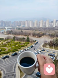 如果你要哀悼一次丧失，难道有一堆不愉快的回忆不是更好吗？——无情的沉默、声嘶力竭的争吵、不忠、巨大的失望——让不愉快的记忆盖过愉快的回忆不是更好吗？要释怀一段充满幸福回忆的感情不是更难吗？配图
