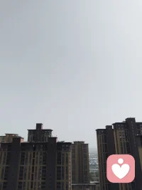 春天的午后，阳光透过玻璃窗洒在书桌上，我翻开笔记本写下做最好的自己这六个字，笔尖在纸上划出坚定的痕迹，仿佛在向未来许下承诺