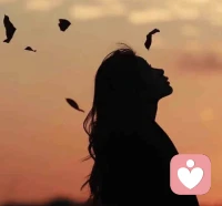 两种致命错位，正在掏空男人对你的爱
很多感情的崩塌，从不是因为不爱，而是死于“需求错位”。

女生掏心掏肺付出，把自己认为最好的一切都给对方，熬夜煲汤、事事迁就、牺牲自我，最后却只换来对方的冷淡敷衍；

男生拼尽全力挣钱养家，以为物质能填满所有缺口，却不懂女生要的只是一句关心、一份陪伴。

两性关系的核心，从来不是“你付出了多少”，而是“你给的，是不是他真正想要的”。

就像你给口渴的人一捧黄金，给饥饿的人一件棉衣，付出再多也只是自我感动，不仅无法滋养关系，反而会变成沉重的负担，慢慢耗尽彼此的爱意。

需求错位的本质：用“自我感动”替代“精准投喂”

大多数人在关系里都陷入一个误区：

把自己的需求当成对方的需求，用自己的方式去爱，却从不去问对方真正想要什么。

这种以自我为中心的付出，本质是一种“情感绑架”——我都为你付出这么多了，你就该用同等的爱来回报我。

可现实是，不爱你的人，不会因为你的付出而感动；爱你的人，会因为你不懂他而疲惫。

男生和女生的核心需求，从根源上就存在差异，盲目付出只会加剧错位。

男生的底层需求，往往是“被认可、被需要、有空间”：

他在外打拼受挫时，要的不是你喋喋不休的安慰和建议，而是安静的陪伴和一句“我相信你”；

他想独处时，要的不是你追问“你是不是不爱我了”，而是尊重他的边界，给他喘息的空间。

女生的底层需求，更多是“被重视、被理解、有安全感”：

她吐槽生活琐事时，要的不是你帮她分析利弊、解决问题，而是共情她的情绪，说一句“我懂你”；

她期待节日仪式感，要的不是昂贵的礼物，而是你把她放在心上的态度。

需求错位的关系里，双方都在独自表演，你掏心掏肺，他满心疲惫，最后只能在拉扯中渐行渐远。