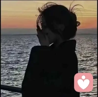 感情里的需求错位，从来不是偶然发生的，常见的两种形态，正在悄悄消耗着彼此的爱意，看看你是否中招：

第一种：用“物质付出”替代“情绪供给”。

很多男生觉得，爱一个人就是拼命挣钱，给她最好的生活，于是把所有时间和精力都放在工作上，忽略了陪伴和沟通。


他们以为，只要物质到位，感情就不会出问题，却忘了女生要的不是冰冷的金钱，而是温暖的陪伴和情绪共鸣。

就像有人说的：“我想要一个拥抱，你却给了我一座城堡”，看似深情，实则疏离。

第二种：用“过度控制”替代“安全感给予”。

女生因为缺乏安全感，会下意识地控制对方的行踪、翻看对方的手机、追问对方的社交，以为这样就能牢牢抓住感情。

可这种控制欲，只会让男生感到窒息，觉得自己没有边界、不被信任。

你以为的“在乎”，其实是在慢慢消磨他的爱意；你追求的“安全感”，反而变成了推开他的利器。

更残酷的是，需求错位一旦形成，就会陷入恶性循环：

你付出越多，越觉得委屈；他承受越多，越觉得疲惫。

你怪他不懂珍惜，他怪你不懂他，最后矛盾越来越深，爱意越来越淡，哪怕还在一起，也只剩空壳。

跳出错位陷阱：精准投喂，才是感情的保鲜剂

好的感情，从来不是单方面的自我感动，而是双向的精准投喂。

想要跳出需求错位的陷阱，不用刻意讨好，做好这三点，就能让感情重回正轨：

第一，放下自我感动，学会“倾听需求”。

爱一个人，先别急着付出，而是学会观察和倾听。

他受挫时，先问一句“你想聊聊吗”，而不是急于给出建议；

她难过时，先给一个拥抱，而不是指责她“太矫情”。

多花点时间了解他的喜好、他的恐惧、他的需求，用他能接受的方式去爱，比盲目付出更有用。

第二，明确表达需求，拒绝“猜来猜去”。

很多人习惯把需求藏在心里，期待对方能主动察觉，可没有人是你肚子里的蛔虫，猜来猜去只会产生误会。

想要什么就直接说，比如“我希望你多陪我聊聊天”“我需要你告诉我你的行程，让我安心”；

不想要什么也明确表达，比如“我不喜欢被翻手机”“我需要一点独处空间”。

坦诚沟通，才能避免需求错位。

第三，接受需求差异，学会“双向妥协”。

男生和女生的需求本就不同，不必强求对方完全契合自己，也不必为了迎合对方彻底失去自我。
找到彼此需求的平衡点，他需要空间时，你就专注自己的生活；你需要陪伴时，他就抽出时间