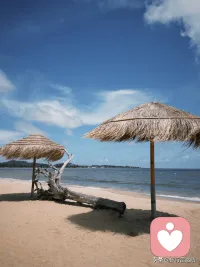 今天把心事交给海风，把情绪还给海浪。
做了倾听师，总在接住别人，
今天，好好接住自己。
听了太多人间故事，
也需要一片海，来安放情绪。
治愈别人的路上，别忘了先治愈自己。✨配图