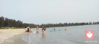 今天把心事交给海风，把情绪还给海浪。
做了倾听师，总在接住别人，
今天，好好接住自己。
听了太多人间故事，
也需要一片海，来安放情绪。
治愈别人的路上，别忘了先治愈自己。✨配图