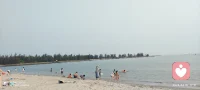 今天把心事交给海风，把情绪还给海浪。
做了倾听师，总在接住别人，
今天，好好接住自己。
听了太多人间故事，
也需要一片海，来安放情绪。
治愈别人的路上，别忘了先治愈自己。✨配图