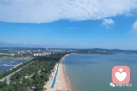 大海从不拒绝每一朵浪花，
就像倾听从不否定每一种情绪。
夏天、海风、海边，
愿你被温柔包裹，被理解拥抱，允许一切发生，也允许自己被治愈。✨配图