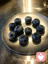 匆匆的日子，匆匆的过，就会心烦气躁。当安心放下，看看简单的食材，水果上的水珠，品品奶茶中淡淡的茉莉花香，安住于这个瞬间，好像也可以安然自得。不再烦躁刚才和未来。毕竟这个时间过去就不再回来了。