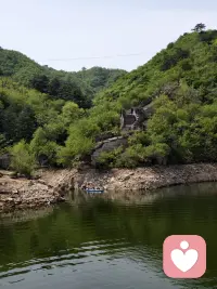 为什么说越差的原生家庭，子女越难以摆脱？

最差的原生家庭不是那种爹妈不爱你，天天大骂你那种，而是本身不爱

还要装着爱你，而这种家庭最能PUA出最心善的孩子，这才难以逃脱

的根源。

他们把罪恶的需要、最痛苦的折磨、最巨大的压力全部加给你，事后又

用小恩小惠，用着所谓关爱你的话语动作来博取你的原谅，他们欺负你

心软，欺负你有责任心，每次明明被气得发抖想死，事后一看到他们的

样子，你又恨不起来。

明明你所有的苦难都因他俩而起，结果你不止要独自吞下恶果，你还得

肩负起家庭的责任。

我劝大家如果跟父母待在一起，永远只会有倒霉的事情发生，最好趁还

有走到绝路的时候发生，最好趁还没🈶走到绝路的时候远离他们。你要

明白他们的痛苦是他们自己选择，而你的痛苦却全部愿自他们配图
