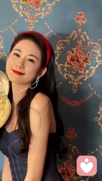 低沉沙哑的性感低音，温柔又有磁性，
声音自带治愈感，听过的人都说安心又好听。
擅长情绪疏导、情感陪伴、压力释放、深夜疗愈、婚姻困惑、职场焦虑。
不评判、不敷衍、不鸡汤，耐心倾听、真诚陪伴。
偶尔还能轻声唱歌安抚情绪，
用最有质感的声音，陪你度过所有难熬时刻。配图
